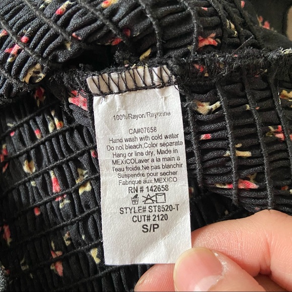 ✨3/$15✨ cropped floral off-shoulder - Picture 3 of 3